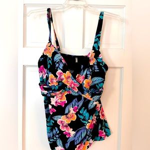 Lands End swim top- in tip-top condition 😎